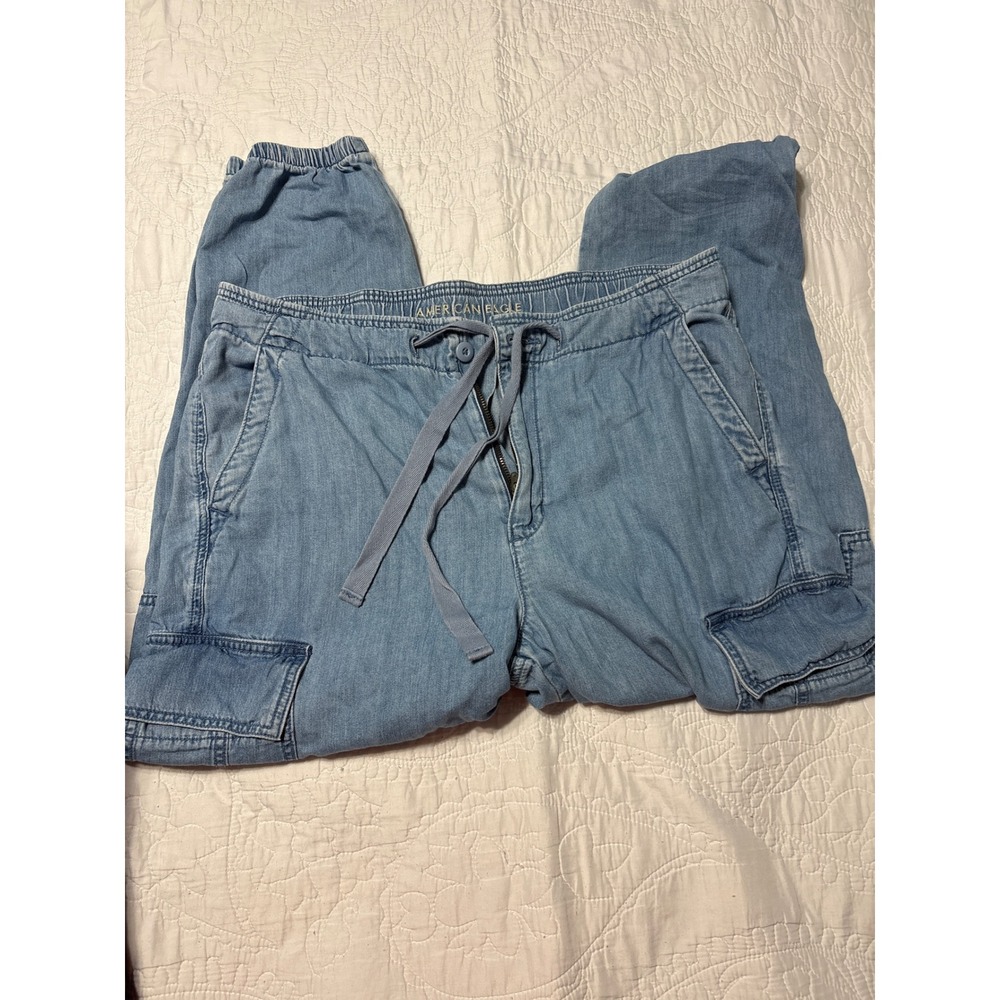 AMERICAN EAGLE Outfitters Women Light Wash Denim Cargo Jogger Pants Size 14